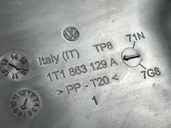 Volkswagen Touran II (2010 - 2016) 1T1863129A Нижняя отделка панели приборов — фото 3