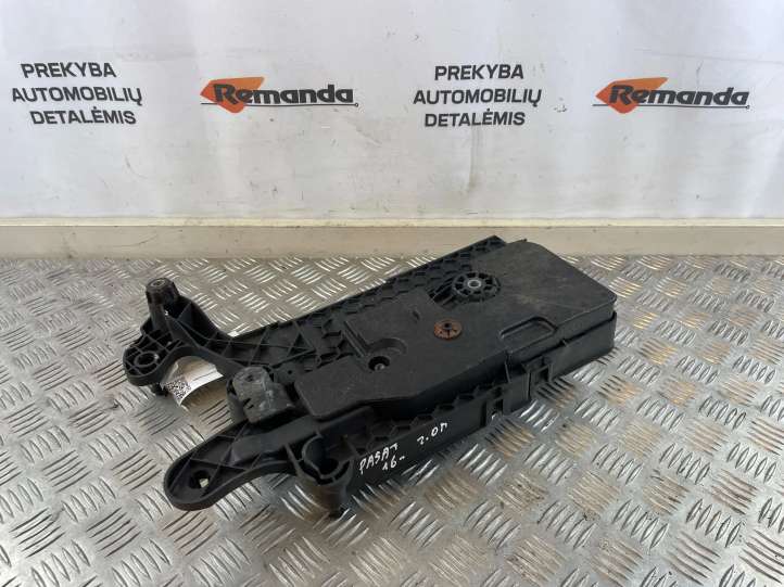 5Q0915321H Volkswagen PASSAT B8 Akumuliatoriaus tvirtinimo padas