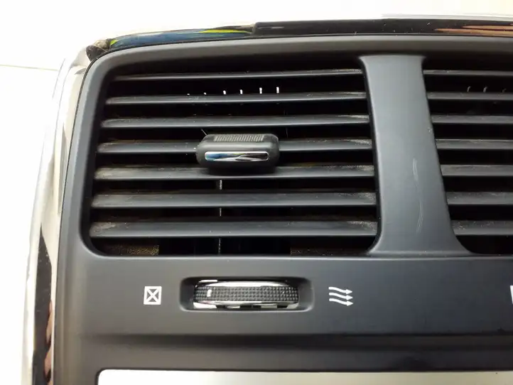 Dodge Grand Caravan (2007 - 2020) 1SQ531X9AD Центральный воздушный дефлектор — фото 3