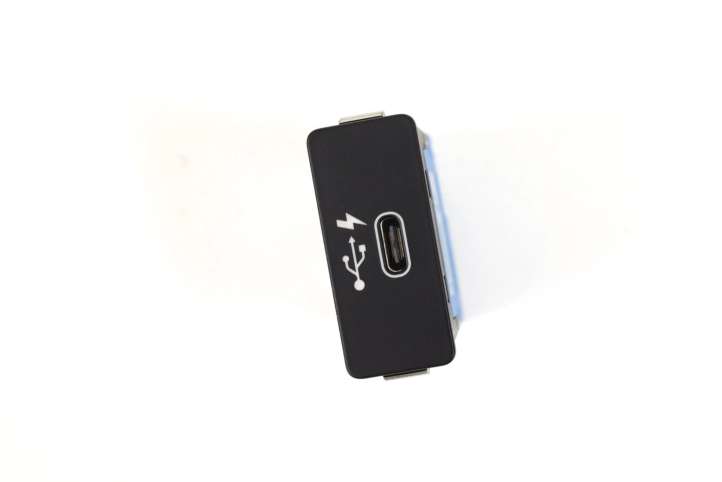 8711939 BMW 3 G20 G21 USB jungtis