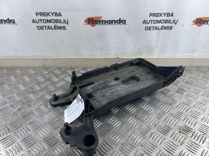 5Q0915321H Volkswagen PASSAT B8 Akumuliatoriaus tvirtinimo padas