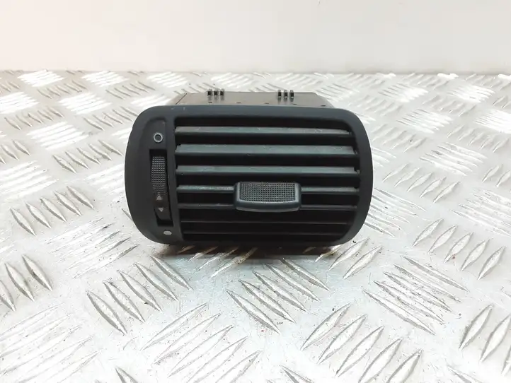 Audi A3/S3 8L (1996 - 2000) 8L0820901 Боковой воздушный дефлектор — фото 1