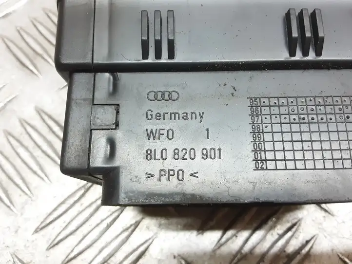 Audi A3/S3 8L (1996 - 2000) 8L0820901 Боковой воздушный дефлектор — фото 3