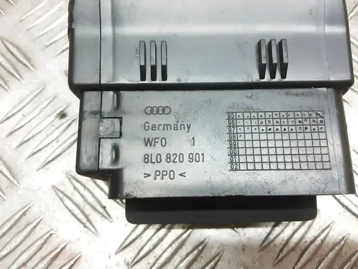 Audi A3/S3 8L (1996 - 2000) 8L0820901 Боковой воздушный дефлектор — фото 3
