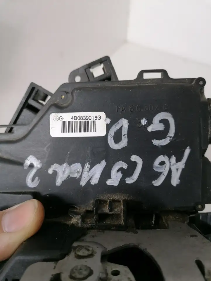 Audi A6 S6 C5 4B (2001 - 2004) 4B0839016G Замок задней двери — фото 2