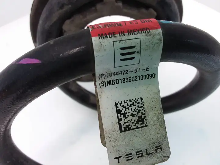 Tesla Model 3 (2017 - 2023) 104447291E Пружина задней подвески — фото 4