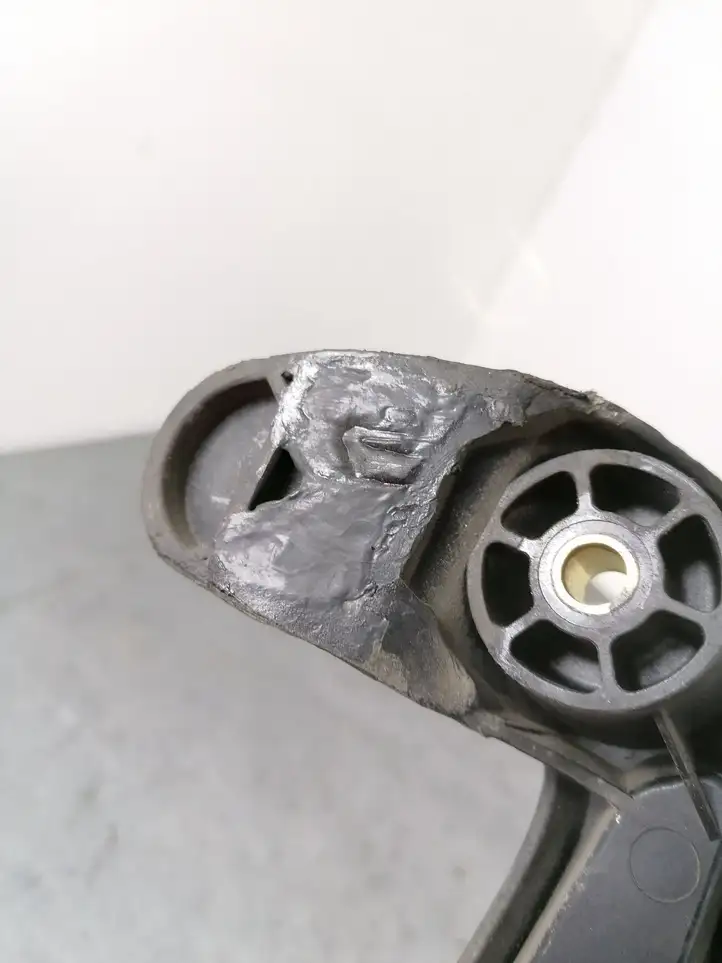 Volkswagen PASSAT B6 (2005 - 2010) 1K0915333C Площадка аккумулятора — фото 3