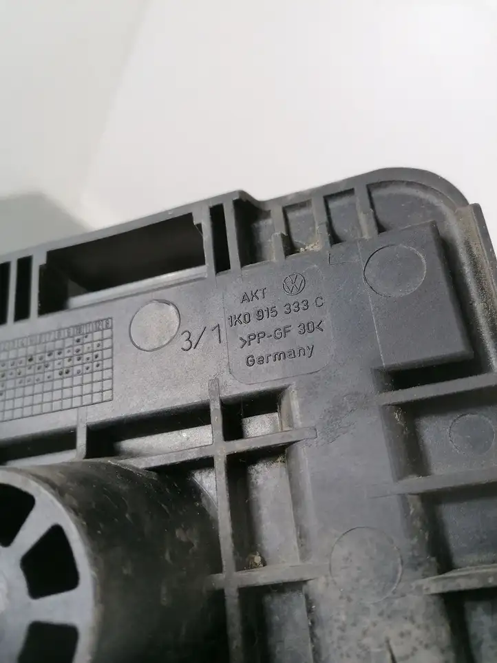 Volkswagen PASSAT B6 (2005 - 2010) 1K0915333C Площадка аккумулятора — фото 4