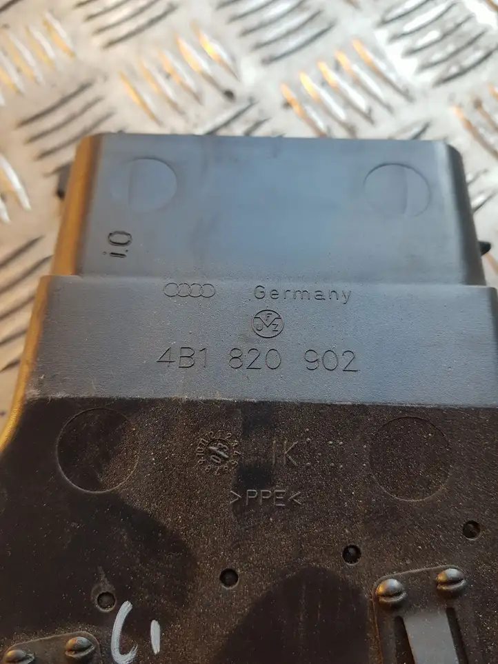 Audi A6 S6 C5 4B (2001 - 2004) 4B1820902 Боковой воздушный дефлектор — фото 2