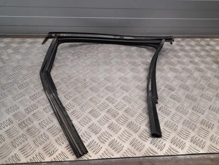 Audi A4 S4 B9 (2015 - 2019) 8W5839440C Накладка стекла задней двери — фото 1