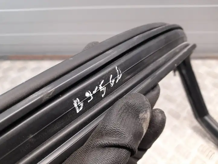 Audi A4 S4 B9 (2015 - 2019) 8W5839440C Накладка стекла задней двери — фото 3