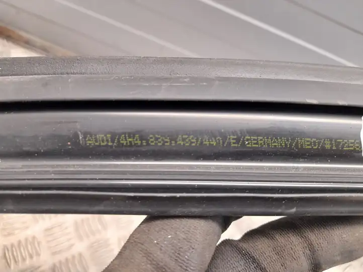 Audi A8 S8 D4 4H (2010 - 2014) 4H4839439 Уплотнитель стекла задней двери — фото 2