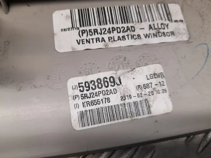 Chrysler Pacifica (2016 - ) 5RJ24TRMAD Обшивка багажника — фото 3