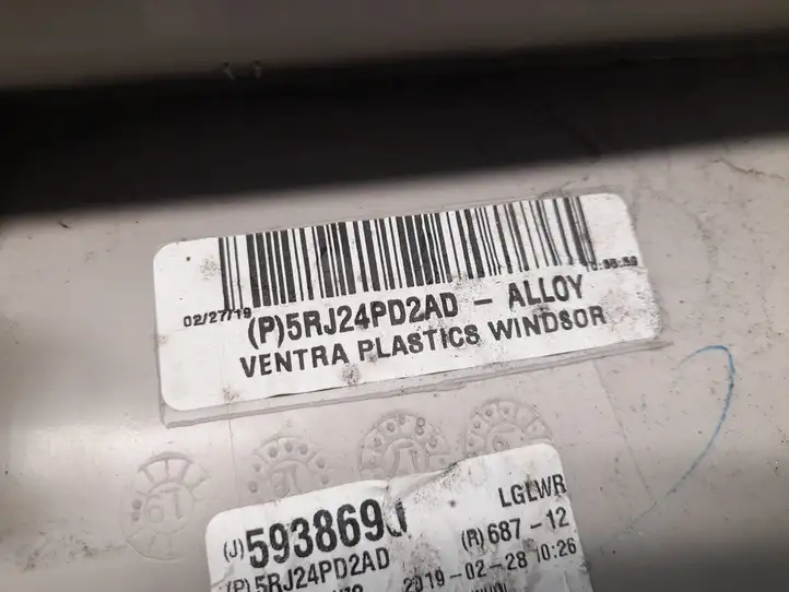 Chrysler Pacifica (2016 - ) 5RJ24TRMAD Обшивка багажника — фото 5
