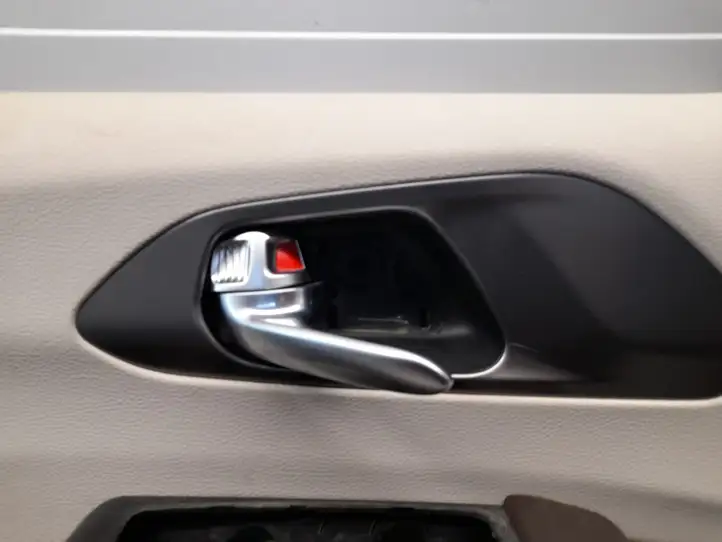 Chrysler Pacifica (2016 - ) 6SZ383D2AD Обшивка передней двери — фото 2