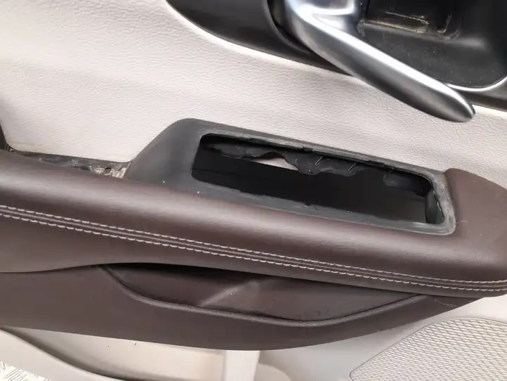 Chrysler Pacifica (2016 - ) 6SZ383D2AD Обшивка передней двери — фото 9