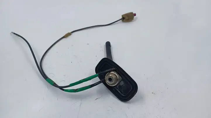 Subaru Outback (1998 - 2003) V300735E GPS антенна — фото 2