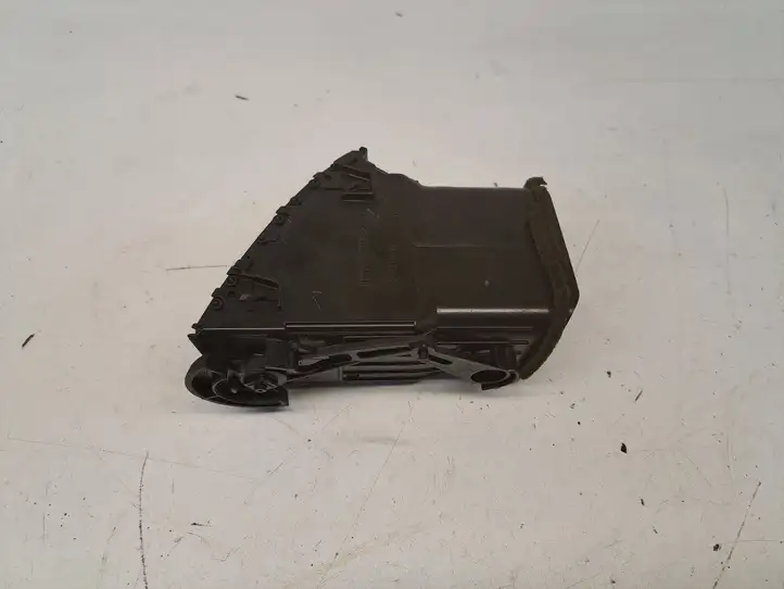 Toyota Prius (NHW20) (2003 - 2009) Центральный воздушный дефлектор — фото 4