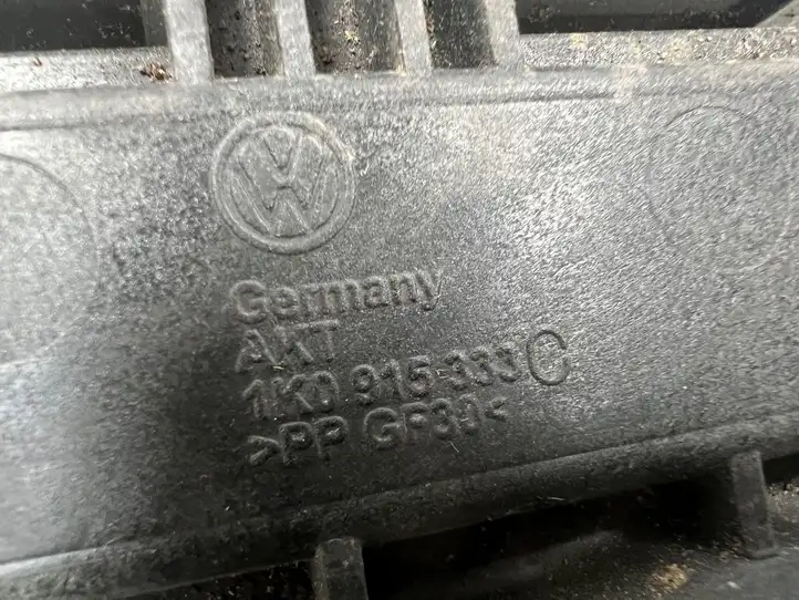 Volkswagen Golf V (2003 - 2009) 1K0915333C Площадка аккумулятора — фото 7