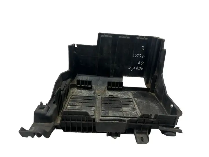 Renault Scenic II - Grand scenic II (2006 - 2009) 8200467409 Площадка аккумулятора — фото 1