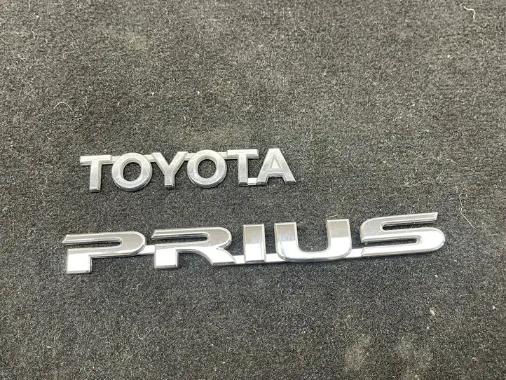 Toyota Prius (XW30) (2009 - 2015) Эмблема производителя — фото 1