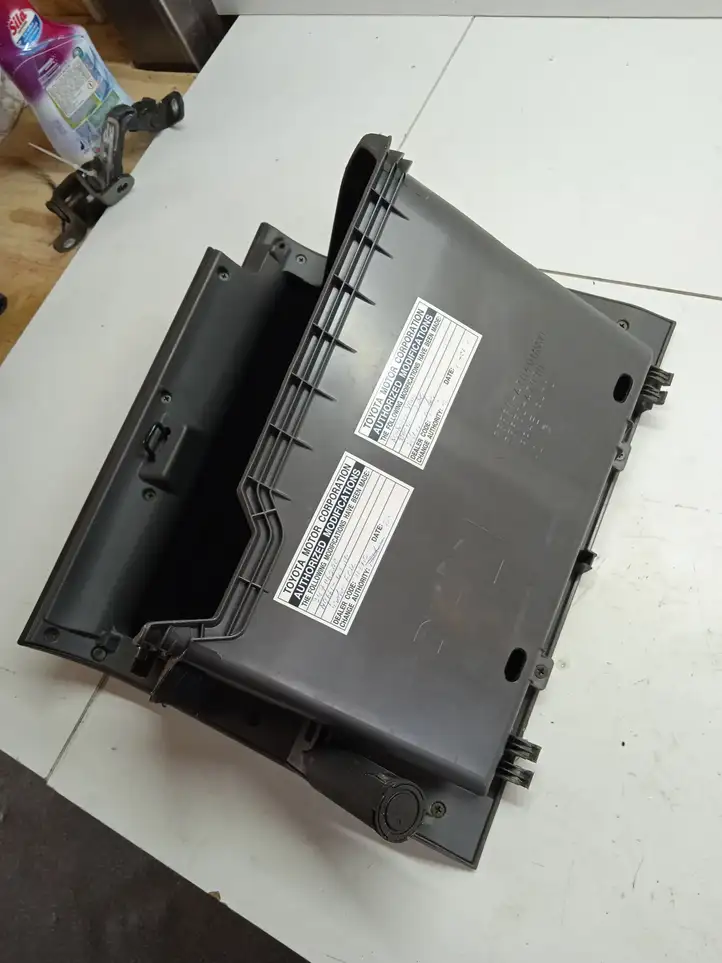 Toyota Prius (XW20) (2003 - 2009) 5555047040 Вещевой ящик — фото 3