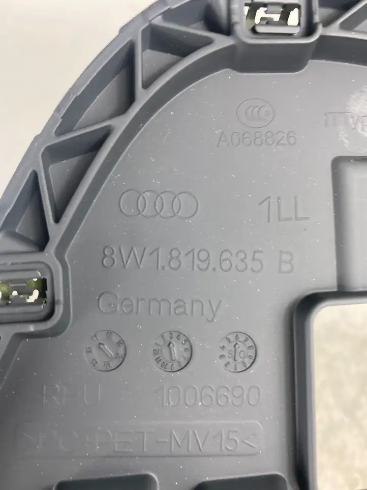 Audi A4 S4 B9 (2015 - 2019) 8W1819636B Накладка центрального динамика — фото 3