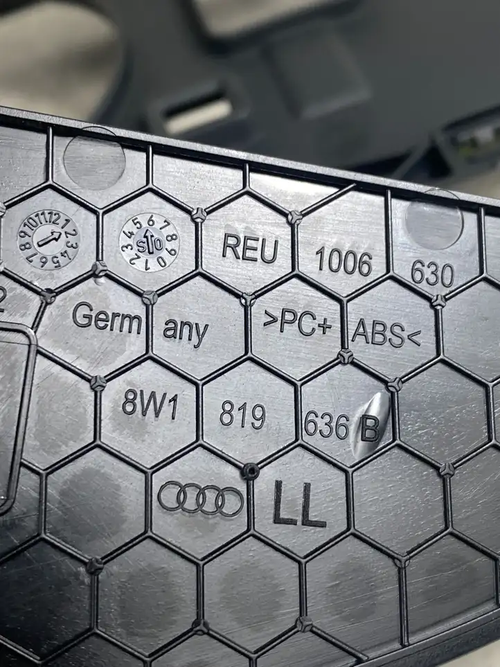 Audi A4 S4 B9 (2015 - 2019) 8W1819636B Накладка центрального динамика — фото 4