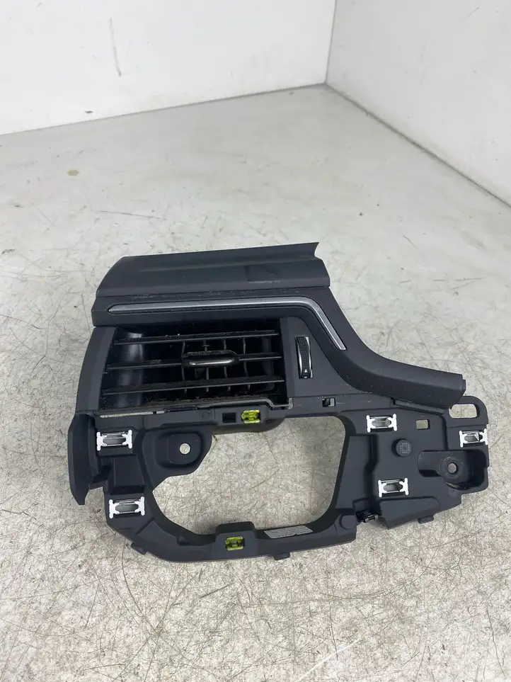 Audi A4 S4 B9 (2015 - 2019) 8W1820901 Боковой воздушный дефлектор — фото 1