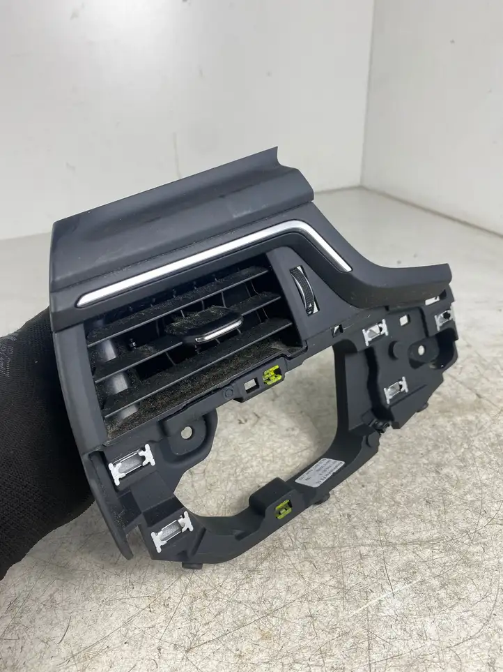 Audi A4 S4 B9 (2015 - 2019) 8W1820901 Боковой воздушный дефлектор — фото 2