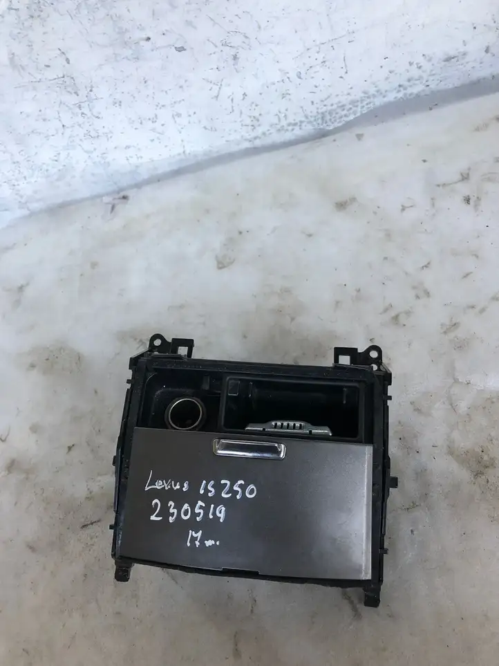 Lexus IS 220D-250-350 (2005 - 2010) 1a421032g Передняя пепельница — фото 1