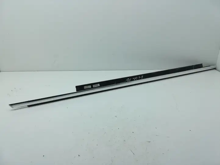 Audi A4 S4 B8 8K (2007 - 2011) 8K0853284G Накладка стекла передней двери — фото 1