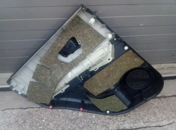 Nissan Qashqai (2006 - 2010) Обшивка задней двери — фото 2