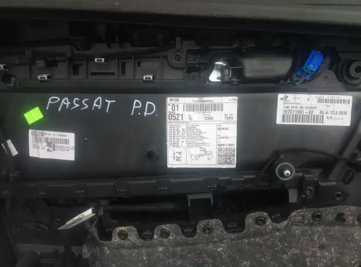 Volkswagen PASSAT B7 (2011 - 2014) Обшивка передней двери — фото 3