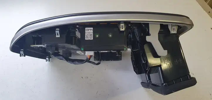 Nissan Leaf I (ZE0) (2010 - 2017) Накладка центрального динамика — фото 6