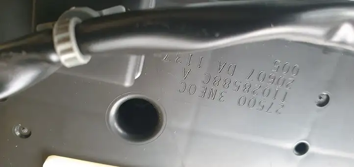 Nissan Leaf I (ZE0) (2010 - 2017) Накладка центрального динамика — фото 7