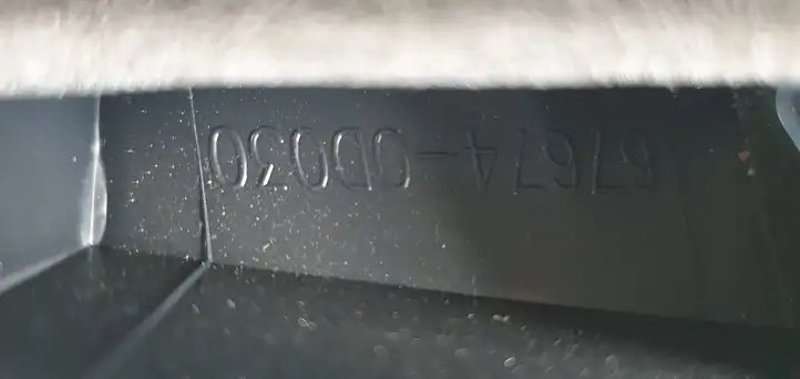 Toyota Yaris (2012 - 2014) Накладка стекла задней двери — фото 4