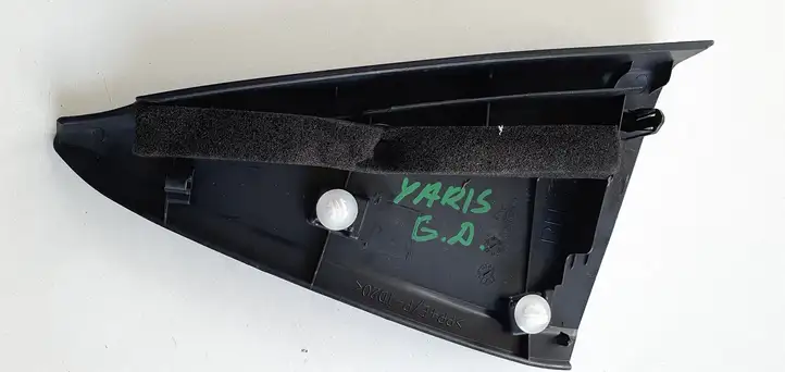 Toyota Yaris (2012 - 2014) Накладка стекла задней двери — фото 3