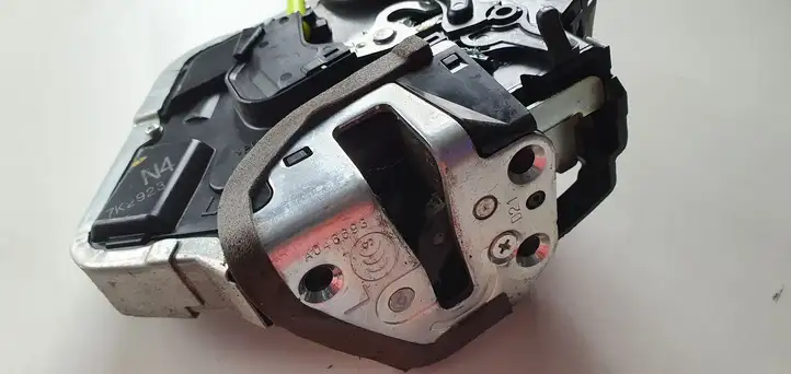 Toyota Auris E180 (2012 - 2018) Замок задней двери — фото 2
