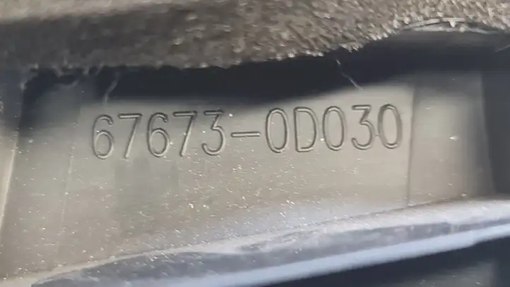 Toyota Yaris (2012 - 2014) 676740D030 Накладка стекла задней двери — фото 3