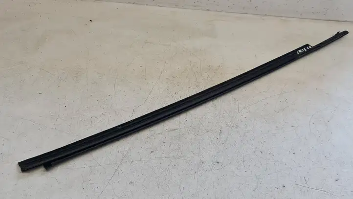 Toyota Yaris (2012 - 2014) 850RL Накладка стекла задней двери — фото 1