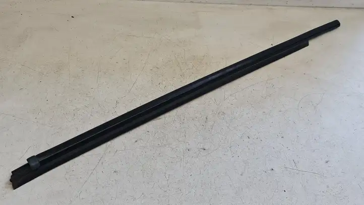 Toyota Yaris (2012 - 2014) 850RL Накладка стекла задней двери — фото 4