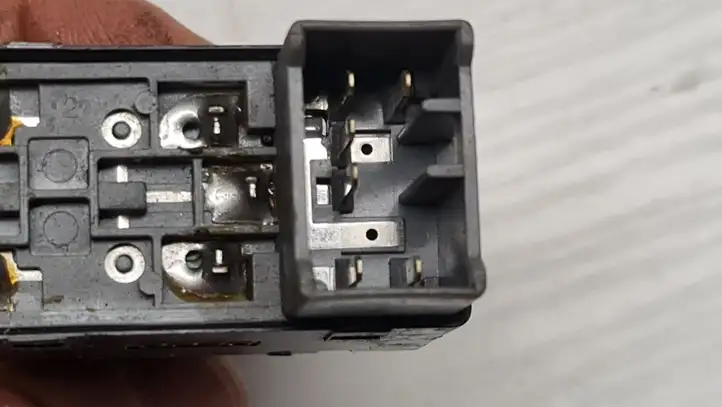 Chevrolet Spark (2009 - 2015) 202008913 Кнопка стеклоподъемников — фото 3