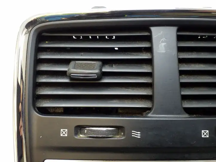 Dodge Grand Caravan (2007 - 2020) 1SQ531X9AE Центральный воздушный дефлектор — фото 5