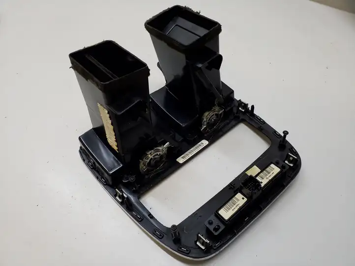 Dodge Grand Caravan (2007 - 2020) 1SQ531X9AE Центральный воздушный дефлектор — фото 7