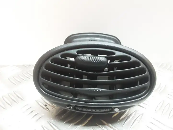 Ford Focus (1998 - 2004) 98AB19893 Центральный воздушный дефлектор — фото 1