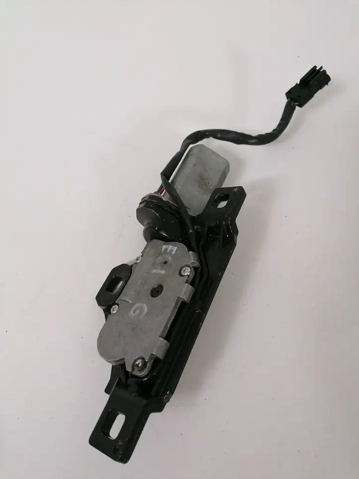 BMW 5 E60 E61 (2004 - 2010) US7129931 Доводчик крышки багажника — фото 2