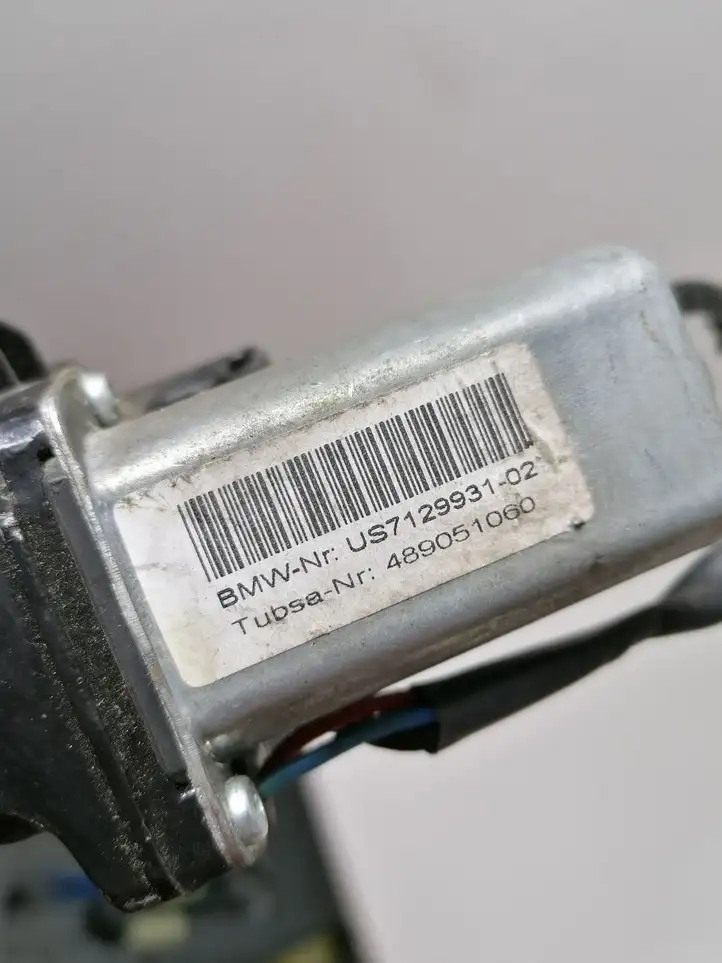 BMW 5 E60 E61 (2004 - 2010) US7129931 Доводчик крышки багажника — фото 3