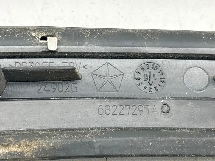 Chrysler Pacifica (2016 - ) 68227297AD Облицовка заднего бокового стекла — фото 5
