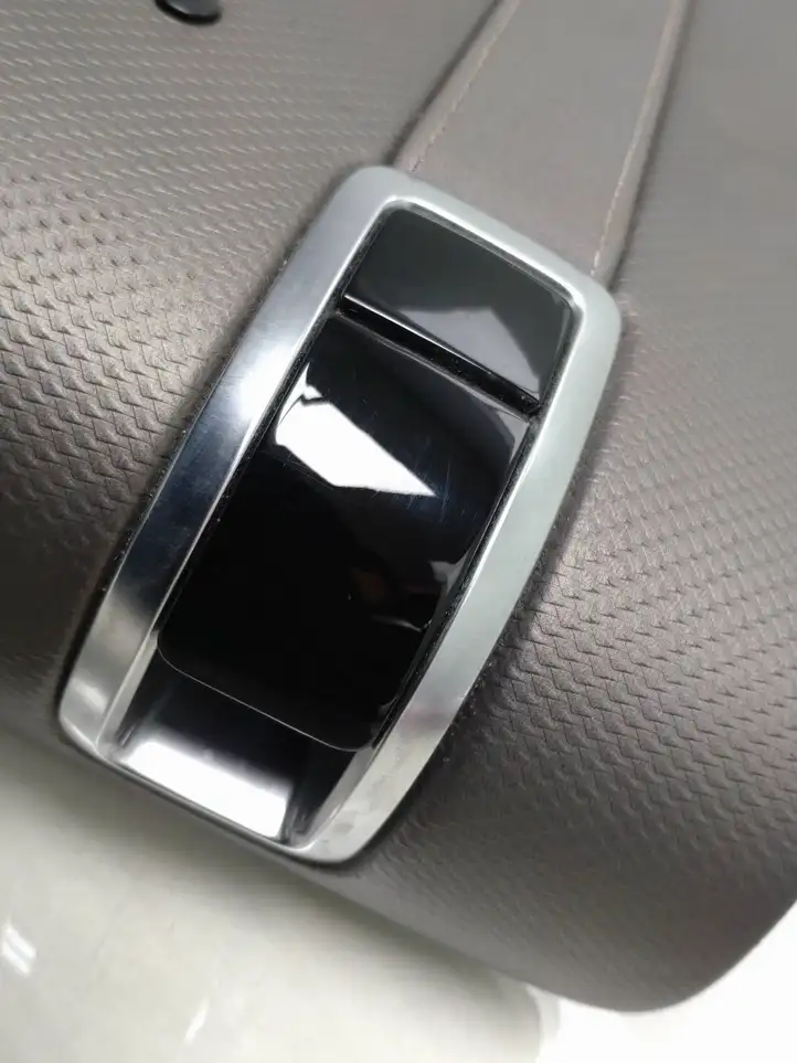 Citroen C4 Cactus (2014 - 2017) 958300138922 Крышка бардачка — фото 3